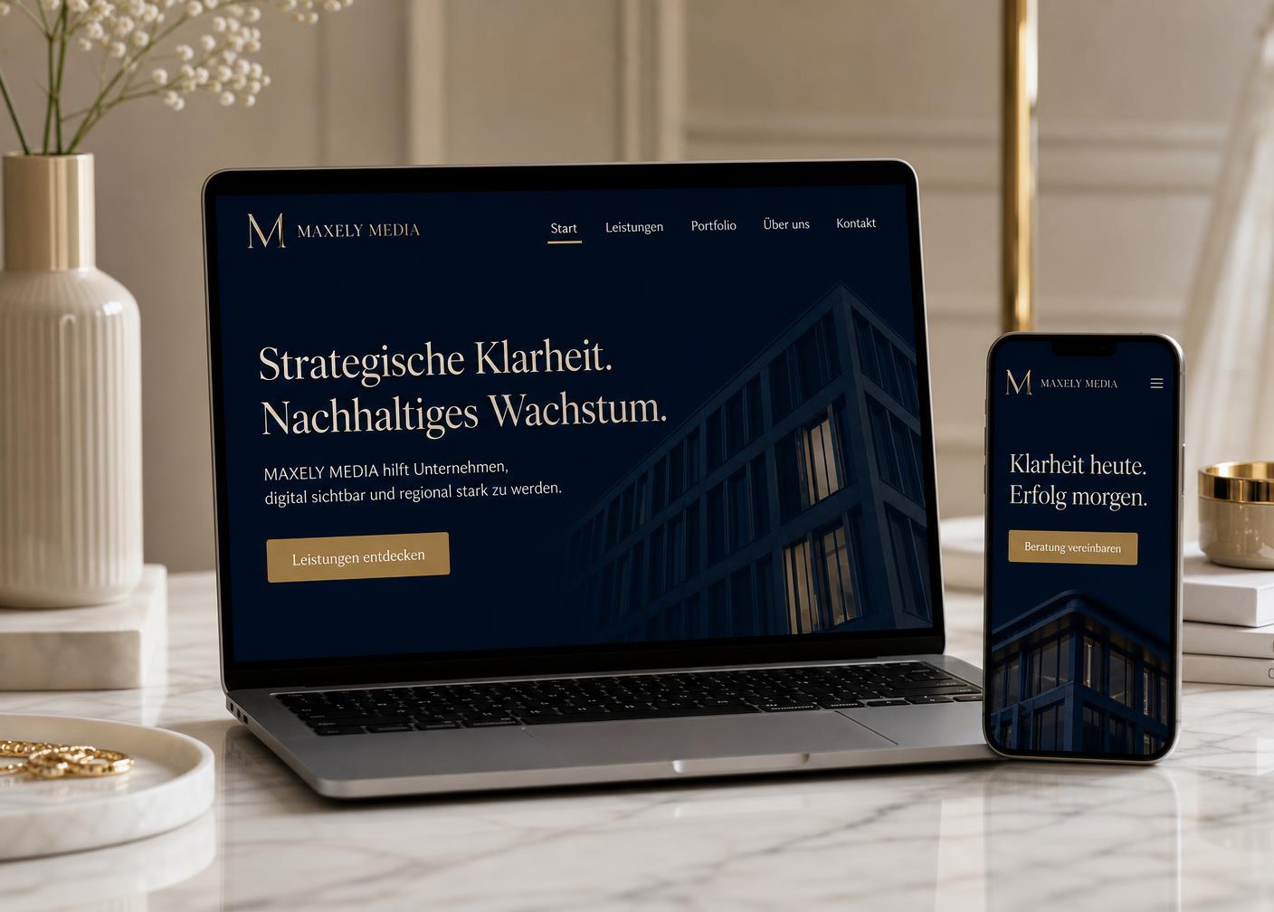 Website von Maxely Media auf Laptop und Smartphone